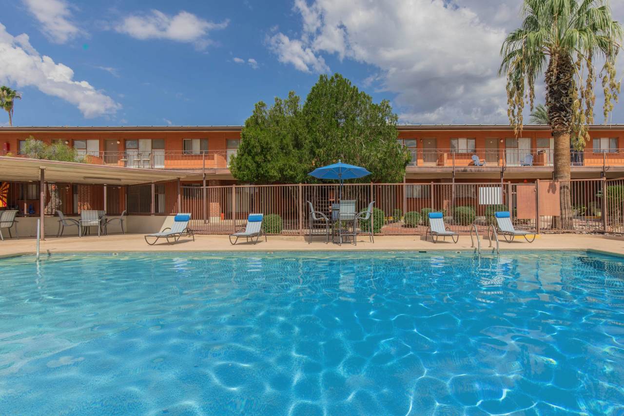 Country Club Apartments