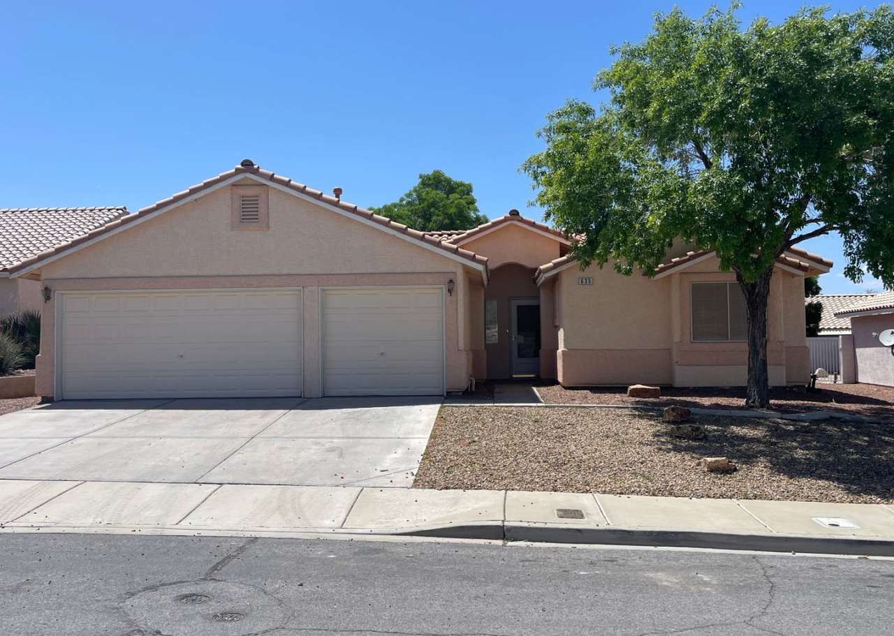 Single Story Home In The Heart of Henderson!