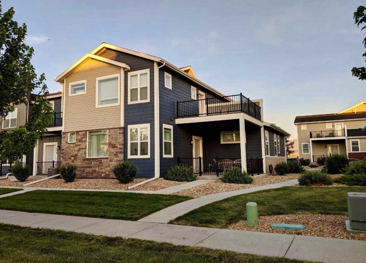 Modern, Spacious 4 bedroom townhome with 2 master bedrooms in Longmont in Silver Meadows near Airport Road.