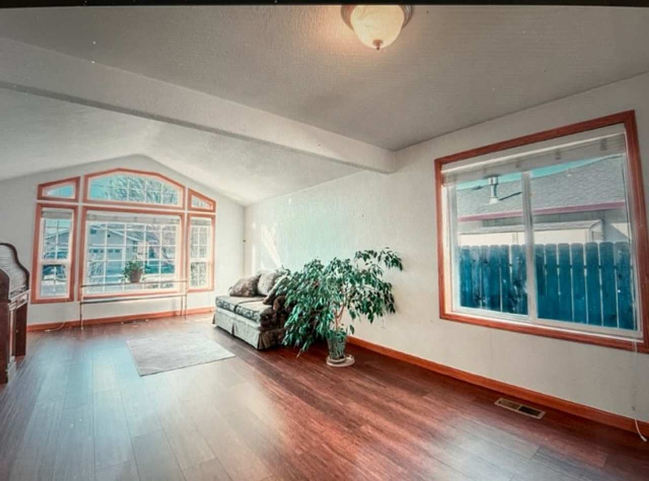 Beautiful Central Point 3 Bedroom 2 Bath Home