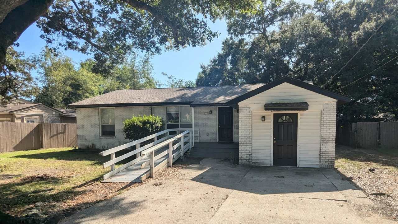 MOVE IN SPECIAL: HALF OFF first full month of rent!!!