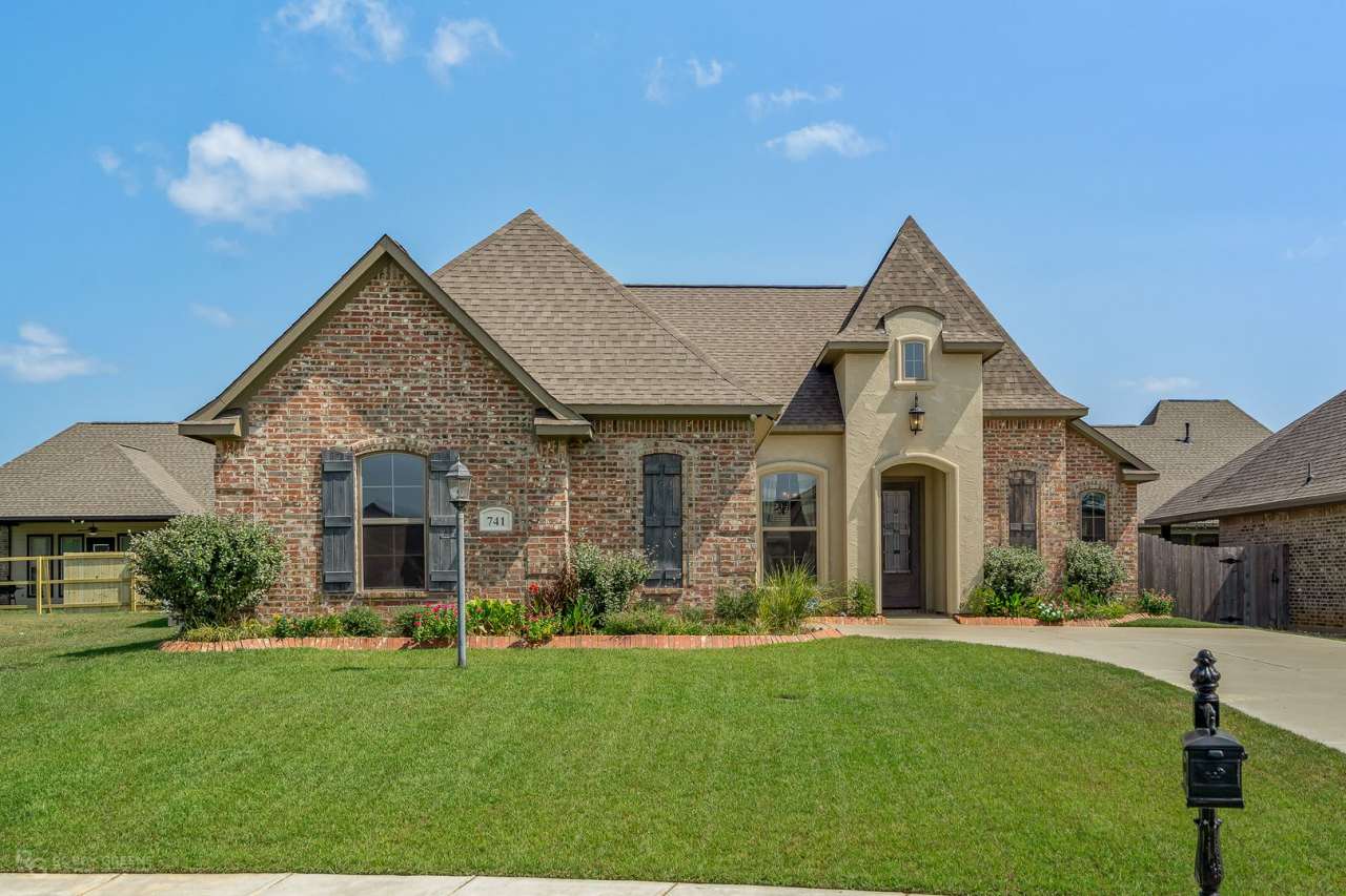 Beautiful Home in Desirable Dogwood South