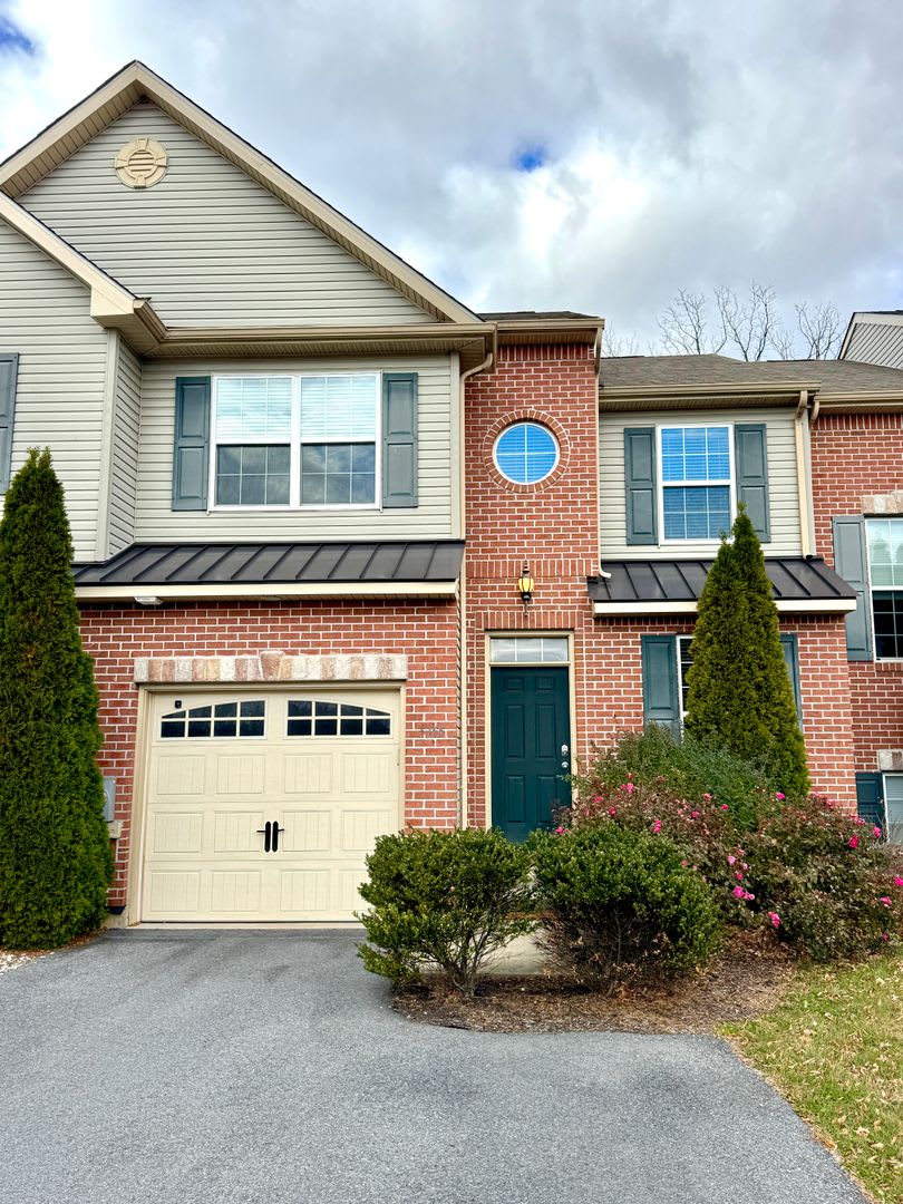 PARKLAND SCHOOLS! THREE BEDROOM TOWNHOME