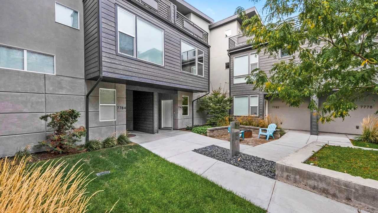 Luxurious 2 Bedroom Townhome