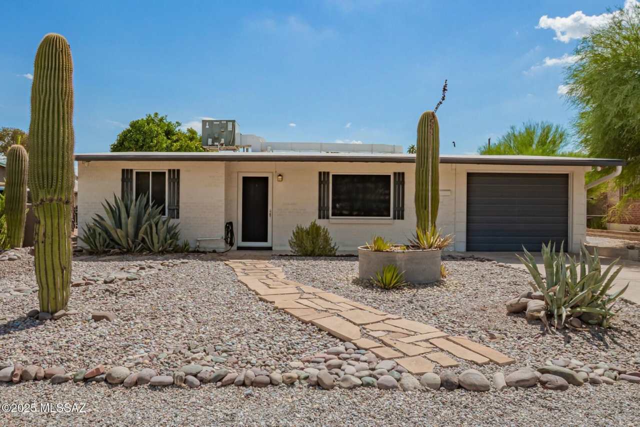 Charming 3bed/2 bath home located in the heart of Tucson, just minutes from the University of Arizona!