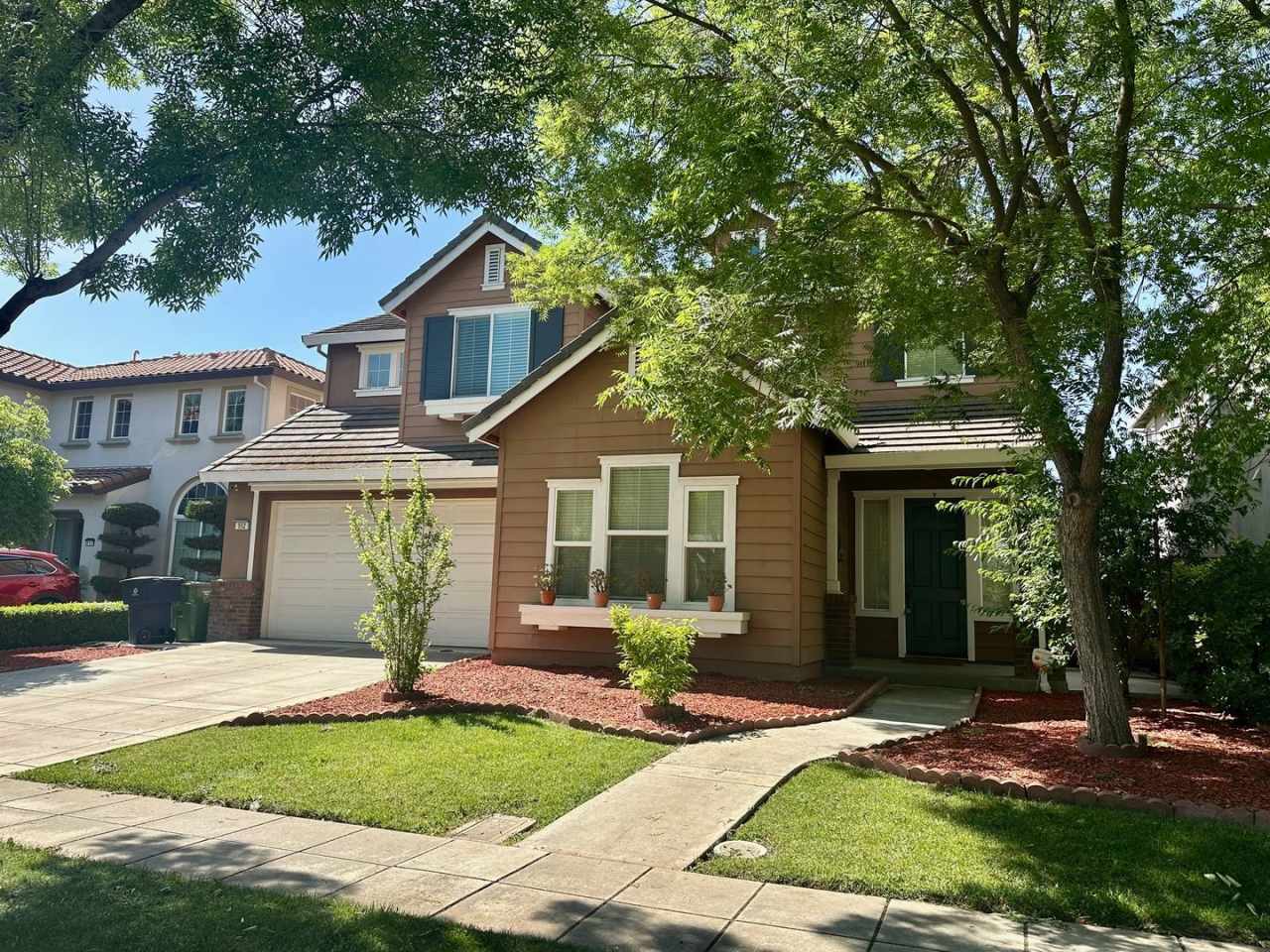 Large 4 bedroom 3 bathroom home with loft.