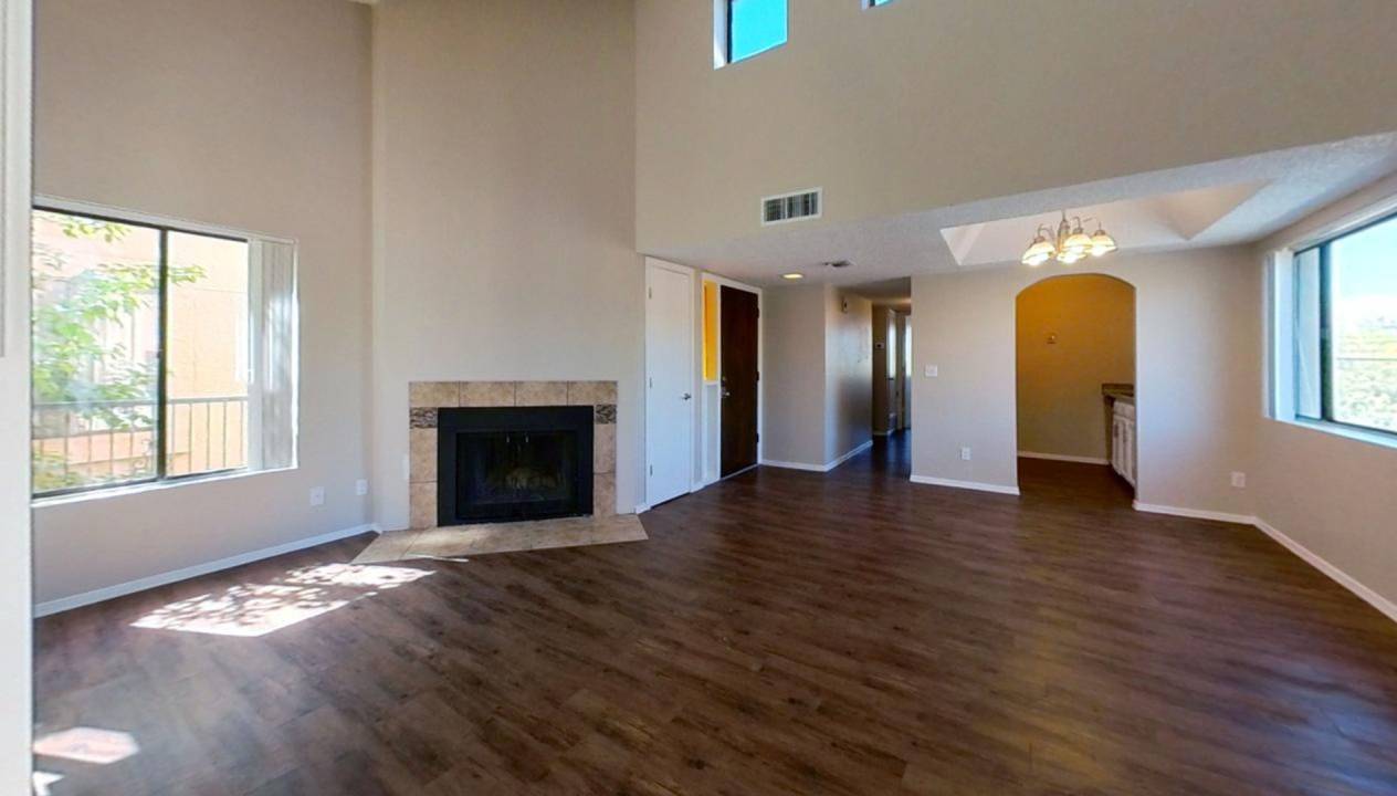 Two Bedroom Apartment Home with Beautfiul Courtyard views