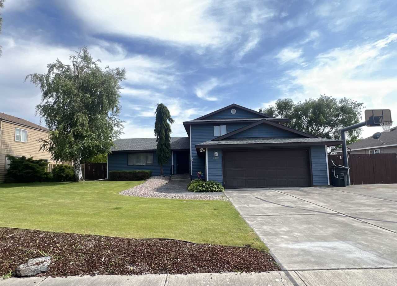 Beautiful 4 Bedroom Home on the Lake-First Month FREE!