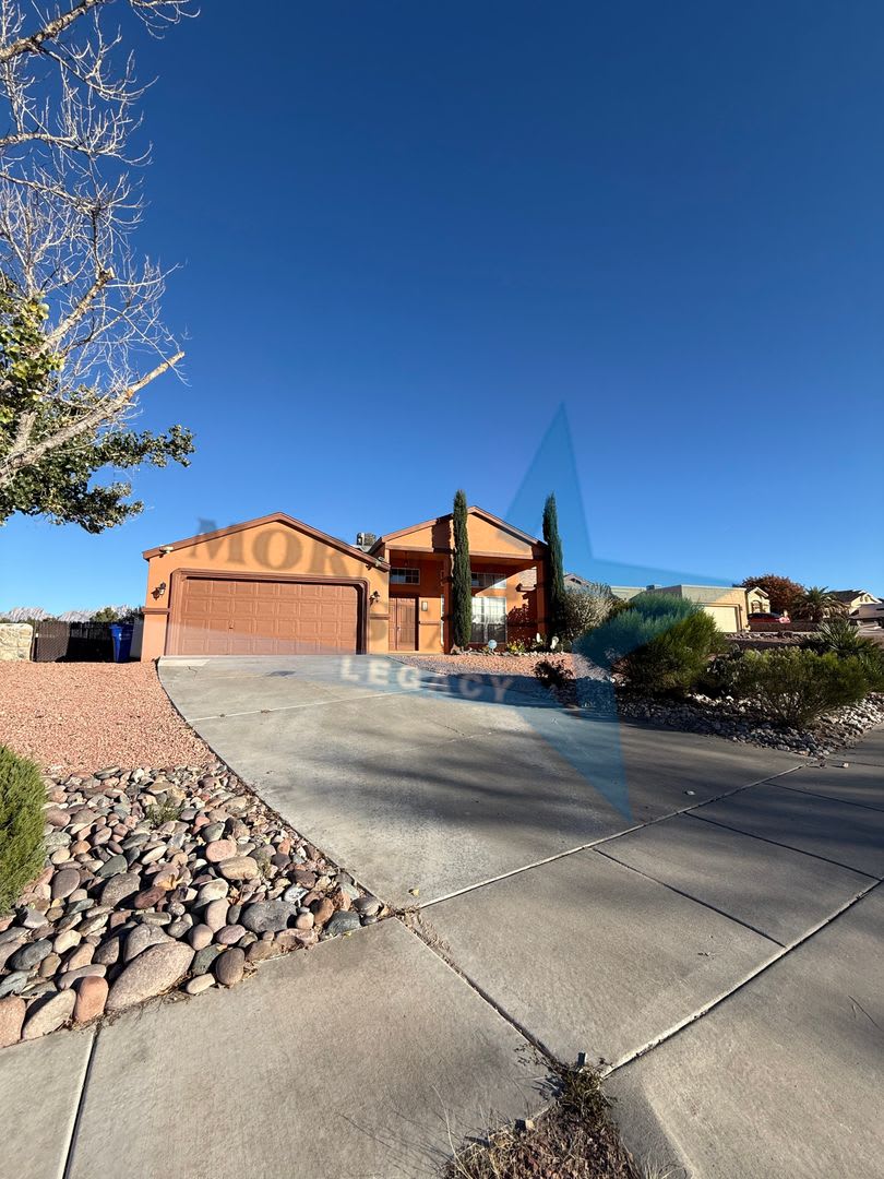 4 bedroom, 4 bath house - Must see landscaping!