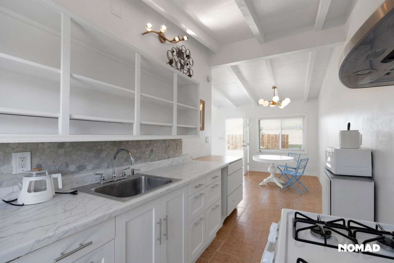 Cozy 1-Bedroom Retreat with Stunning Mountain Views – Available May 1!