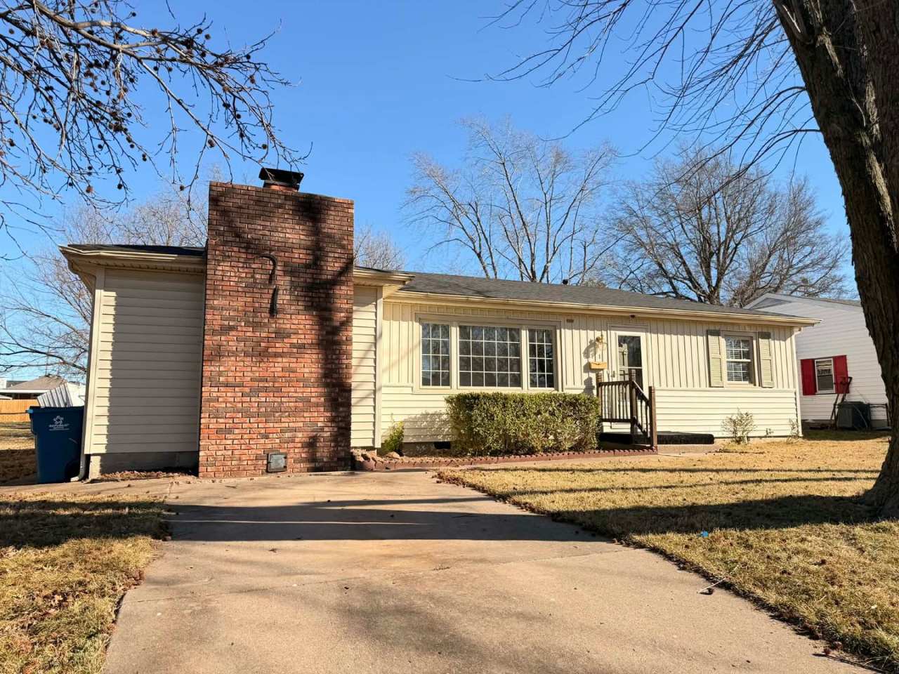 CUTE 3 BEDROOM / 2 BATHROOM HOUSE WITH FENCED IN YARD IN JOPLIN MO!!!