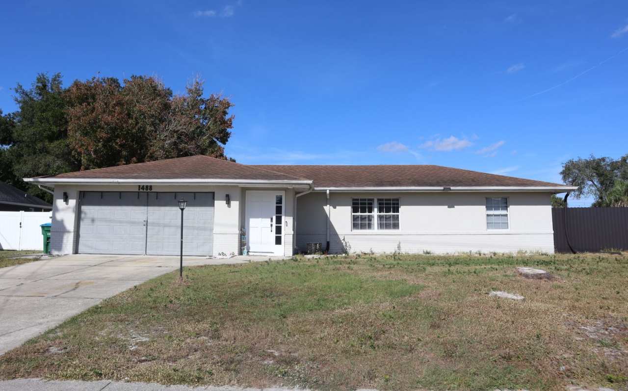 4 BEDROOM 2 Bath Pool Home! Call Carole Arcaro 386-216-4900 Deltona Lakes Realty