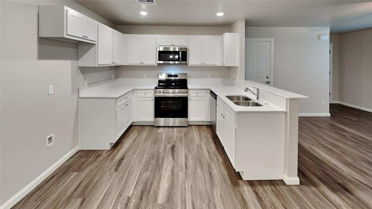 Luxury 3 Bedroom 2 Bathroom 2 Car Garage Duplex in Yukon Schools