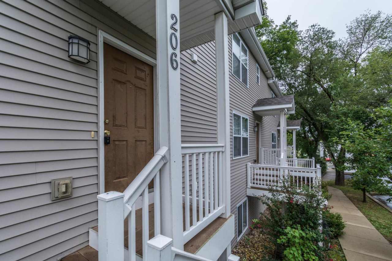 206 E 20th - 4-Bed/3-Bath Townhouse - Walking distance to stadium!