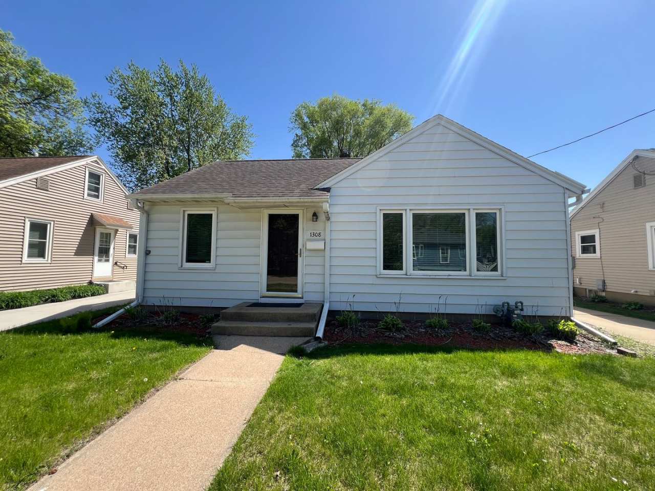 2 Bed, 1 Bath Single-Family Home Close to Downtown!