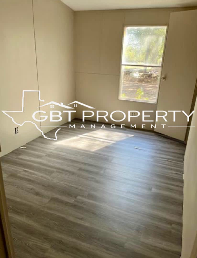 Spacious 3 bed 2 bath single wide on an oversized lot