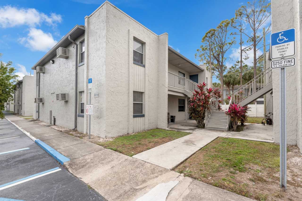 MOVE-IN SPECIAL - $500 CREDIT! 1BD/1BA Apartment off Curry Ford in Henley Park Apartments!