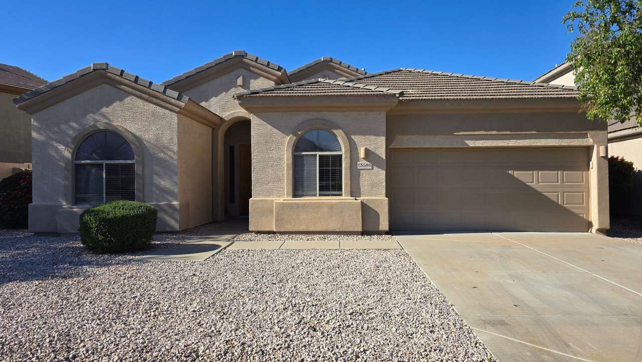 Gated community in Goodyear with new interior!