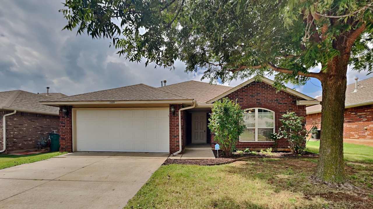 Very Nice 3 Bedroom 2 Bath Home in Mustang Schools