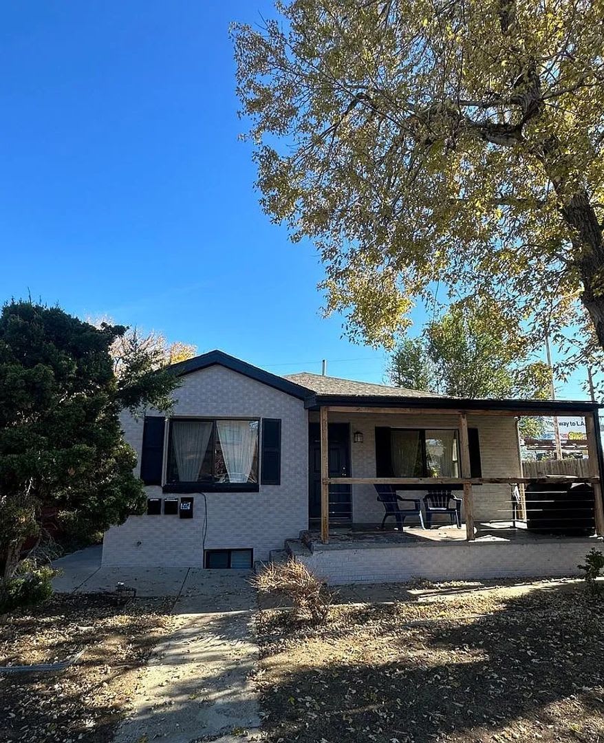 Live Steps from Sloan’s Lake – Beautiful 2 Bed, 1 Bath Garden-Level Apartment!