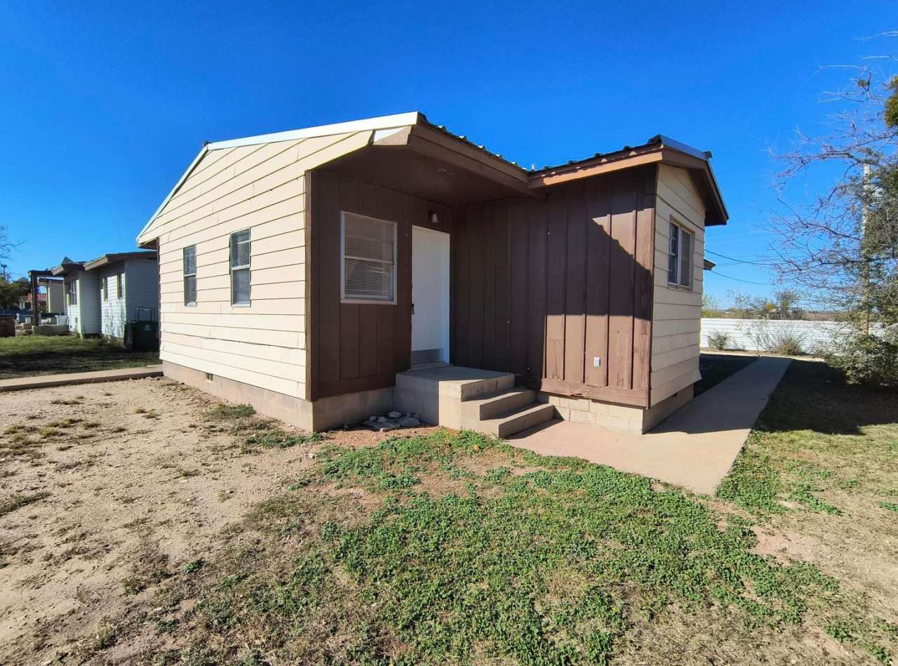 CHARMING and AFFORDABLE 3 bedroom home AVAILABLE NOW!