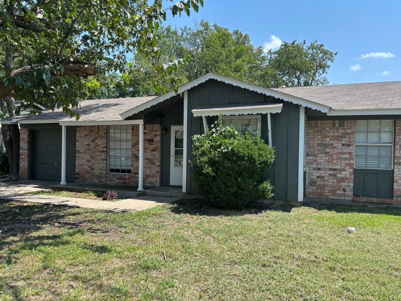 4/1.5/1 Brick Home in Quiet South Sherman Neighborhood