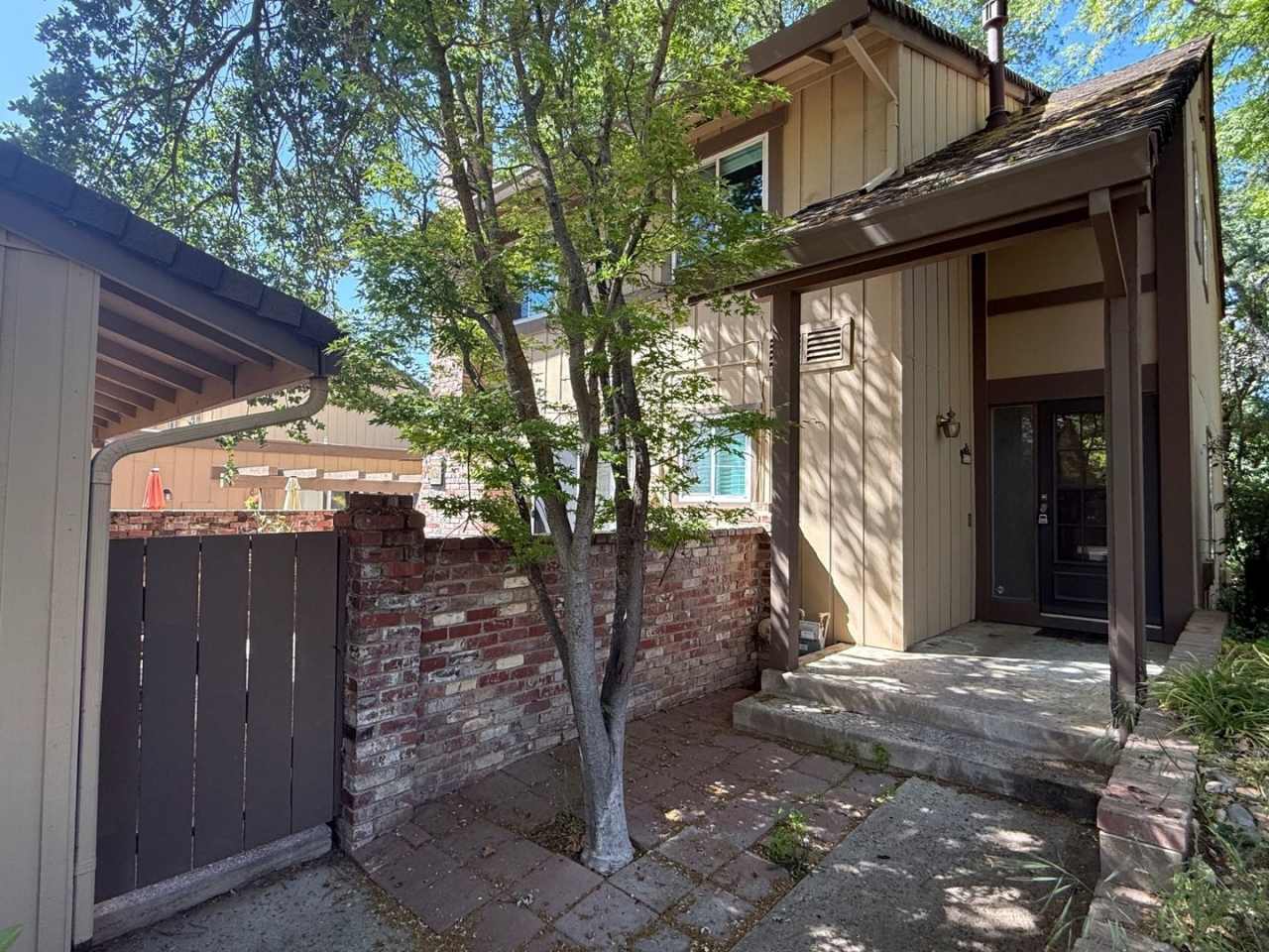 Newley Updated 4 bedroom, 2.5 bathroom Townhome in Citrus Heights!!!