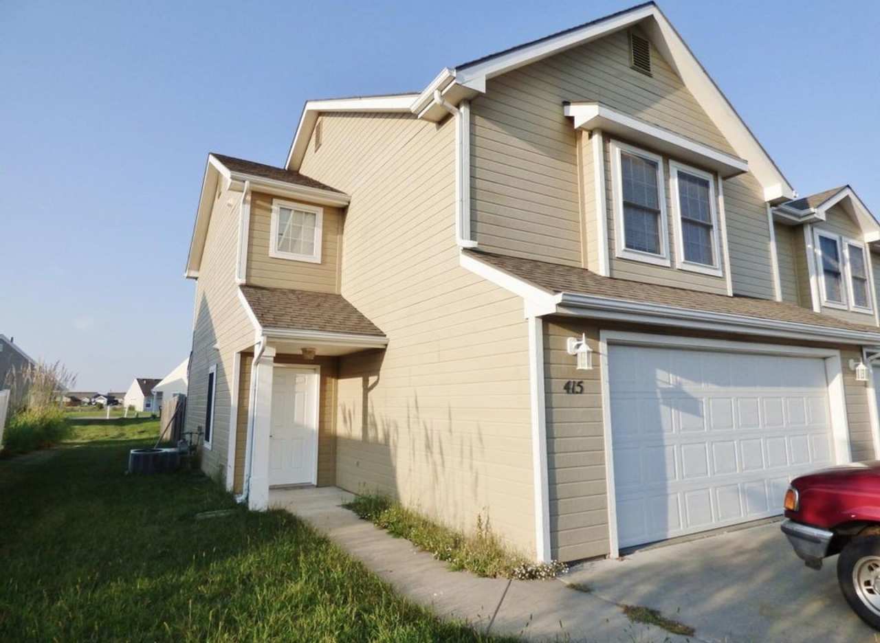 4 bedroom 2.5 bathroom duplex located in a quiet neighborhood!