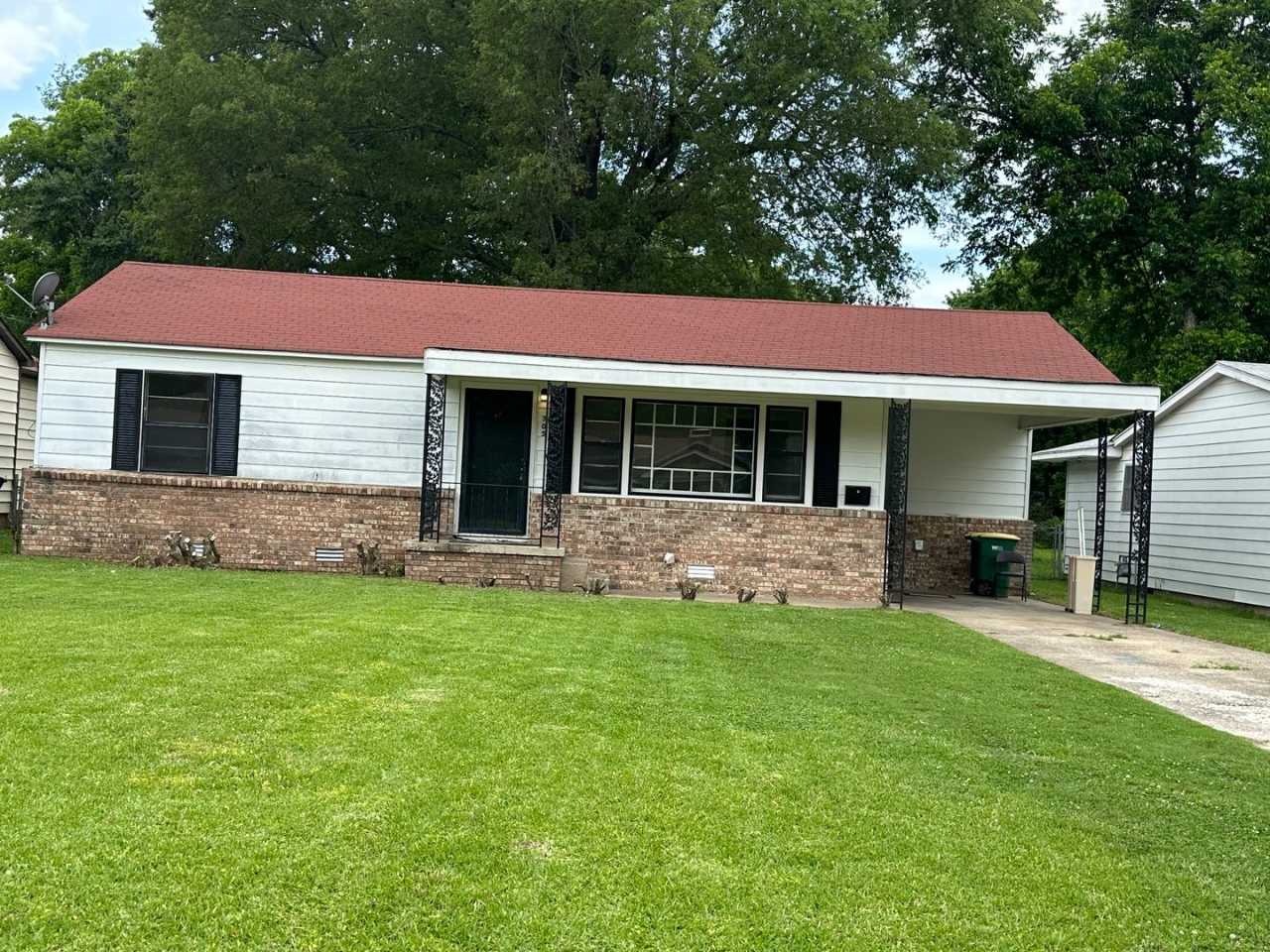 3 Bedroom 2 bathroom home central air and Heat.