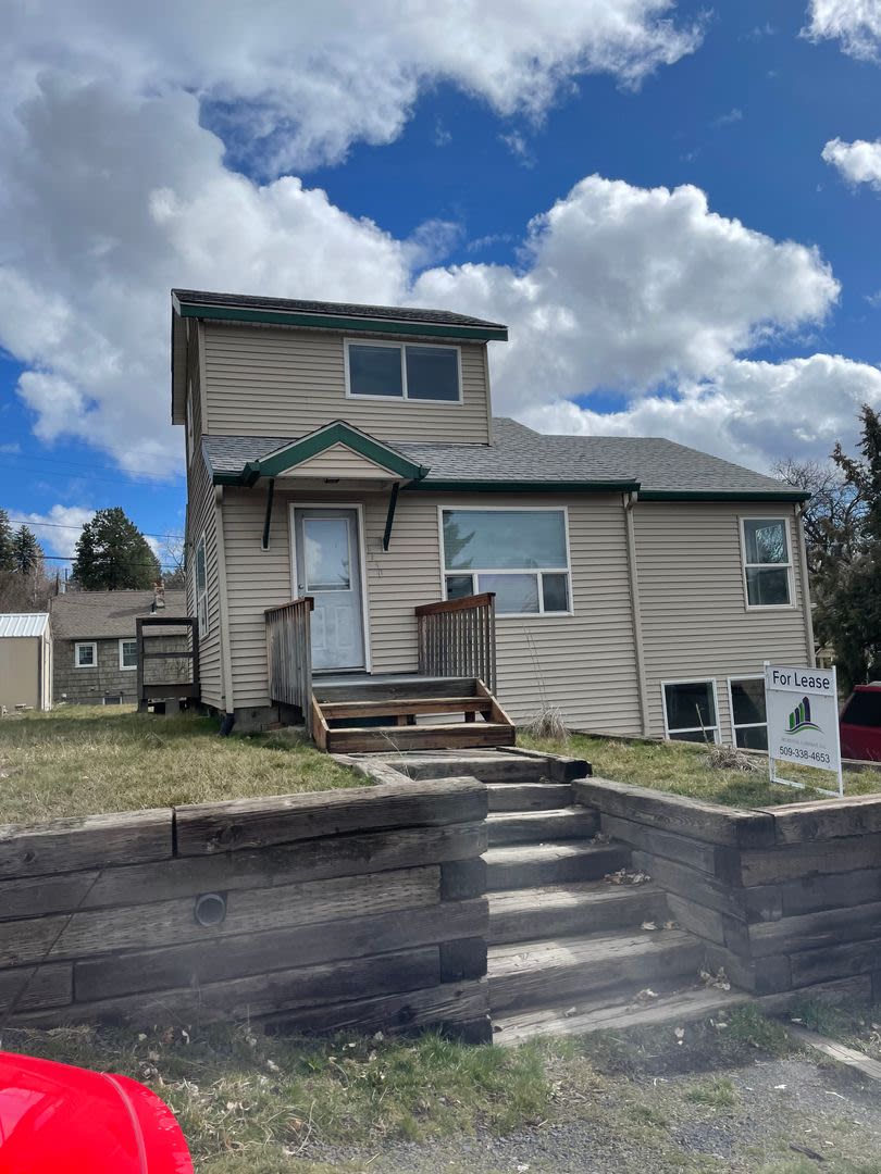 5 bedroom, 2 bathroom on College Hill!