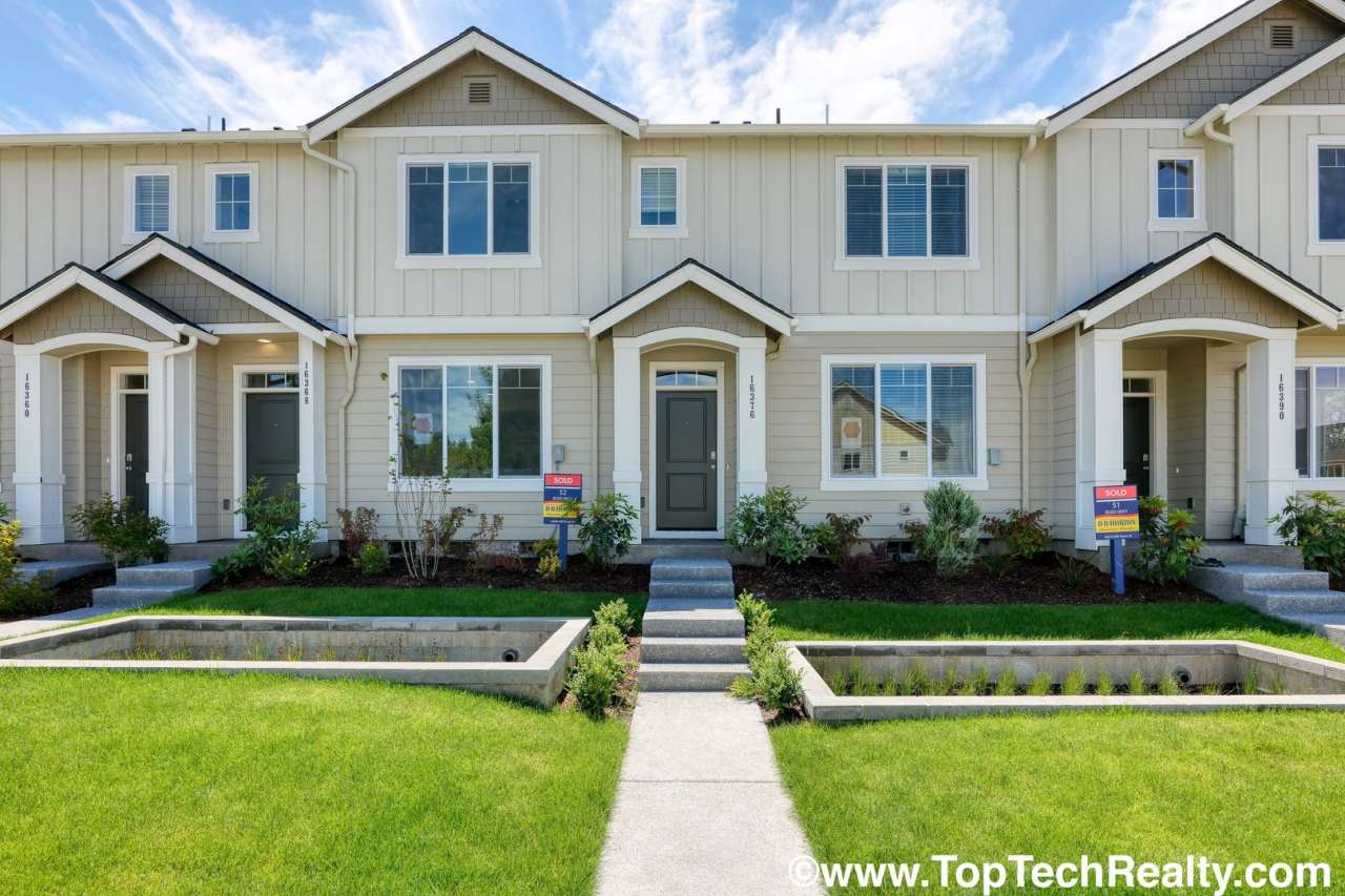 Spectacular Modern North Bethany Townhome In A Excellent Location! 3 Bedrm 2.5 Bath *Amazing Layout*