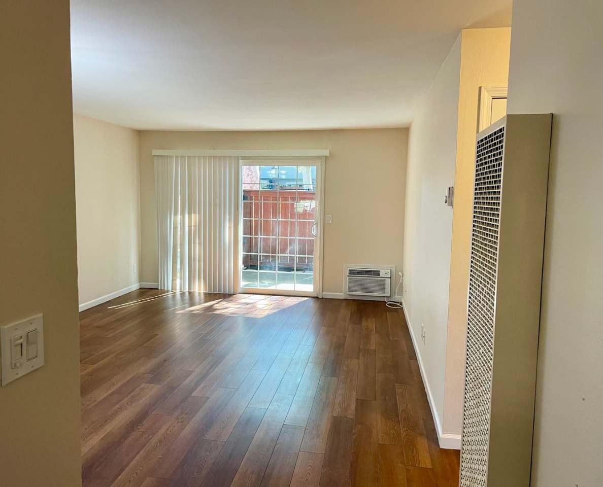 2 Bedroom/ 1 Bathroom Newly Updated Apartment in Dublin!!