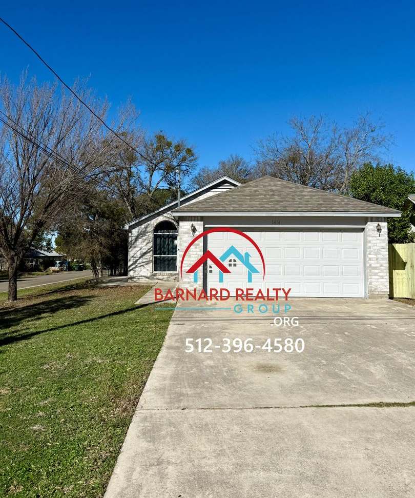 Available Now: 3 Bedroom, 2 Bath Stand Alone Home