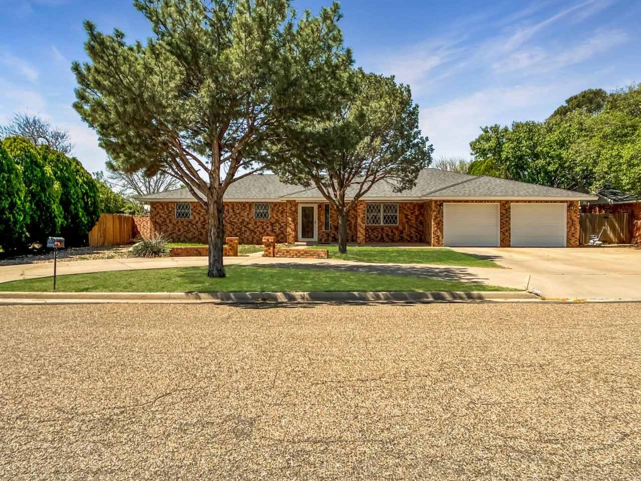 LARGE 3 BEDROOM HOME IN NORTHEAST CLOVIS