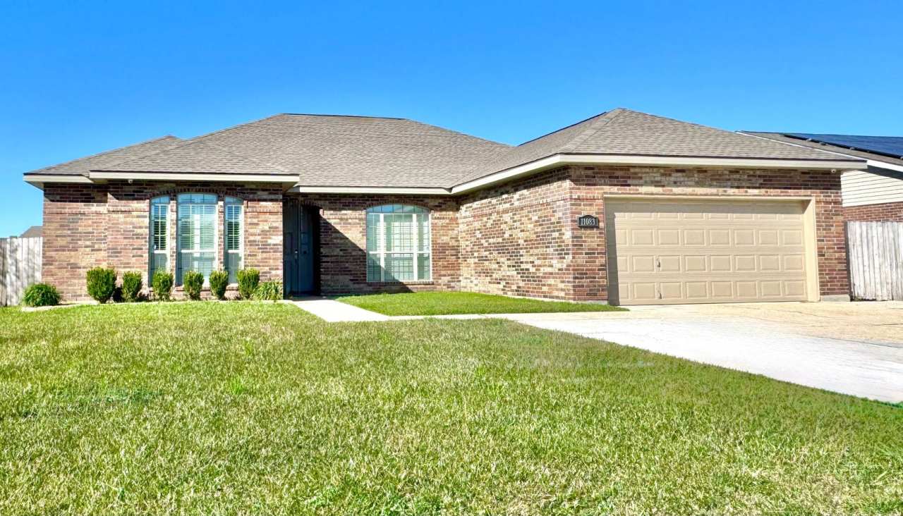 Spacious 4 Bed, 2.5 Bath Home in Gonzales - Expanded Kitchen, Fireplace,  Patio!