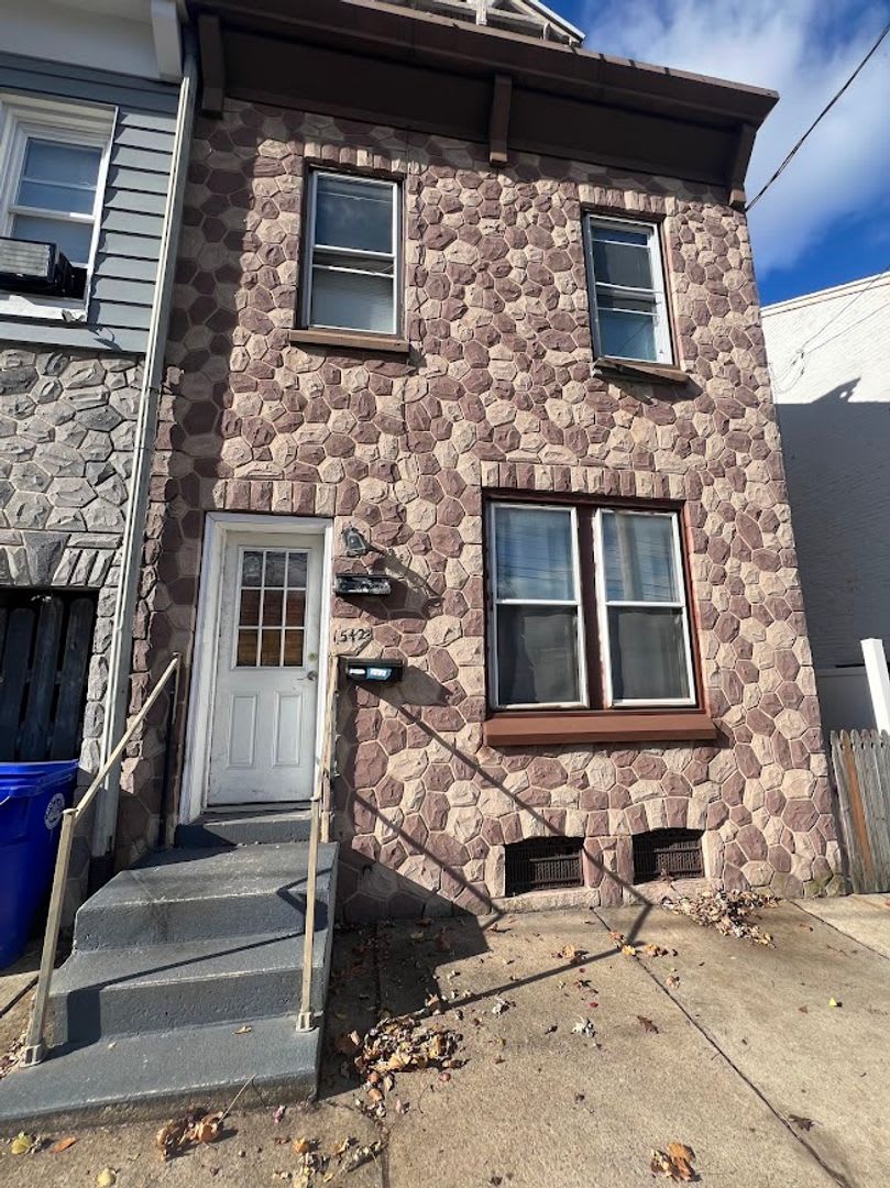 1524 1/2 Centre Avenue