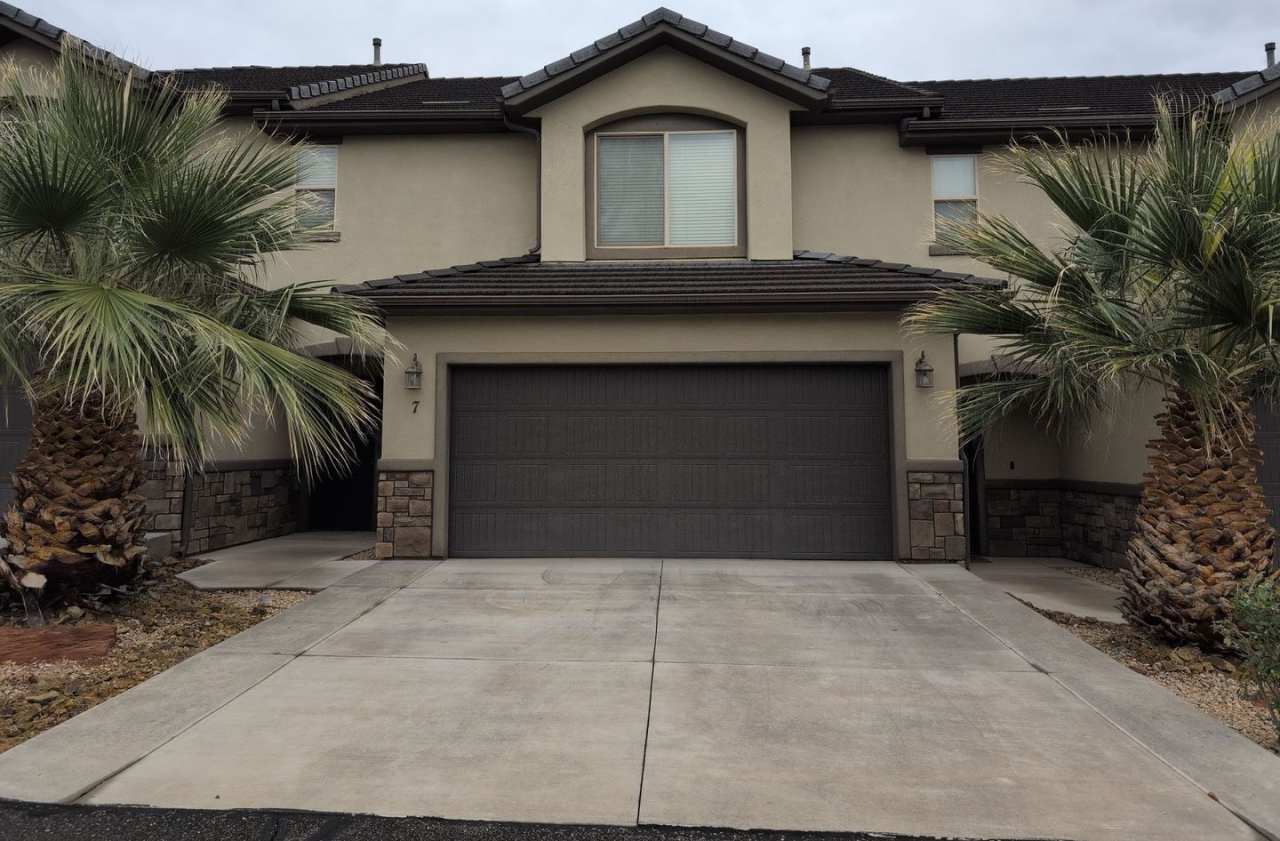 Charming 3 Bedroom and 2.5 Bathroom Townhome