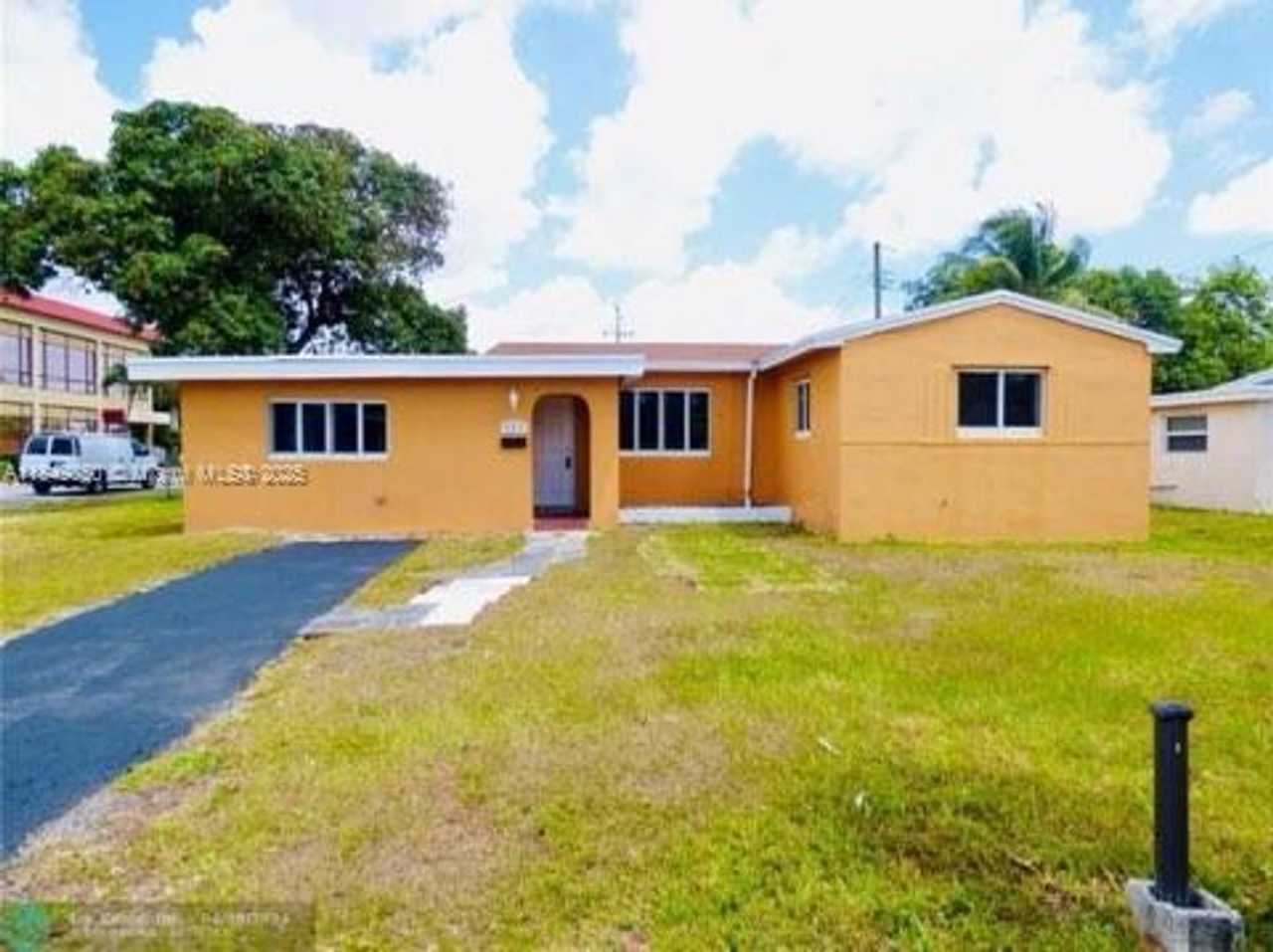 585 NW 182ND TER MIAMI GARDENS, FL 33169