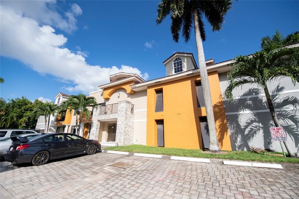 64 Isle Of Venice Dr