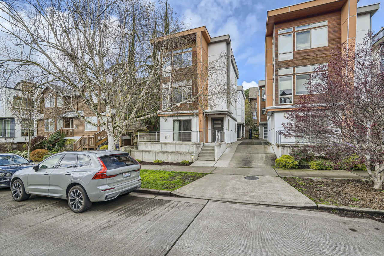 Light Filled Modern Townhouse blocks from Green Lake