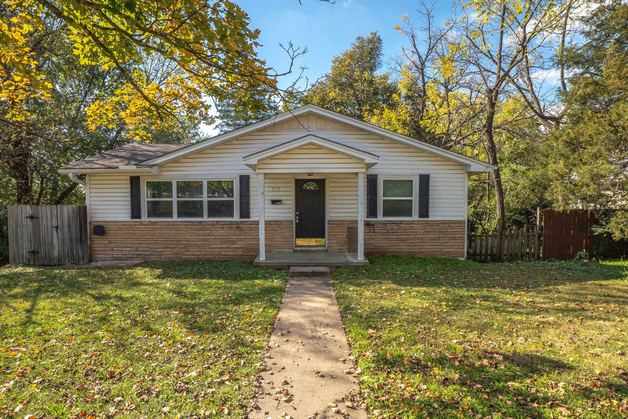 Charming 4 bedroom, 2 bathroom home located in Fayetteville, AR