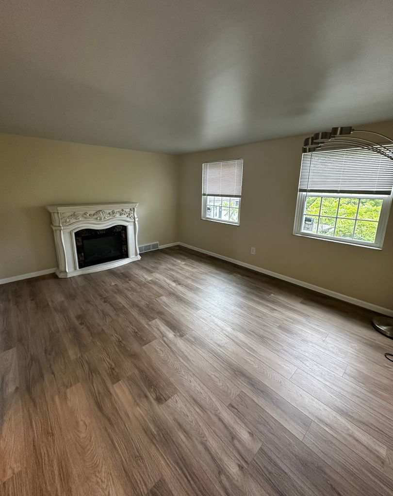 Charming 2 Bedroom Townhouse Available Now in Butler