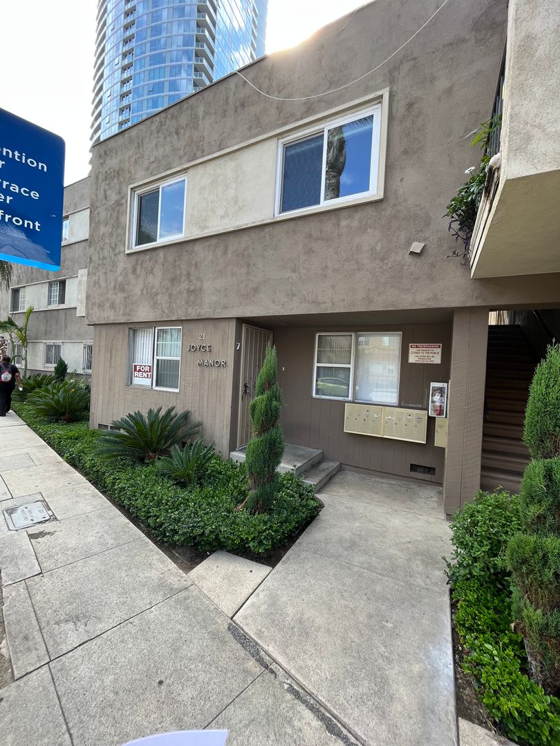 One bedroom condo with garage off Ocean Blvd.