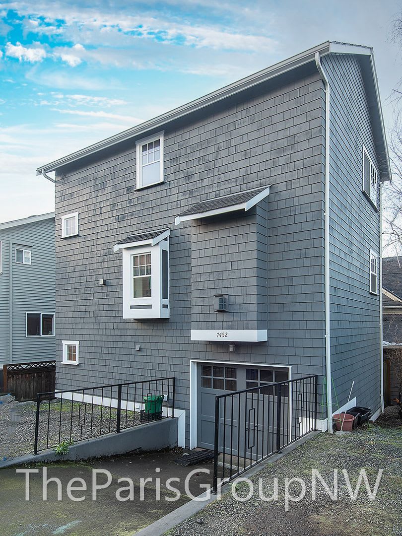 Gorgeous Green Lake 3BR TH – Walk to Swim, Dine  Shop!