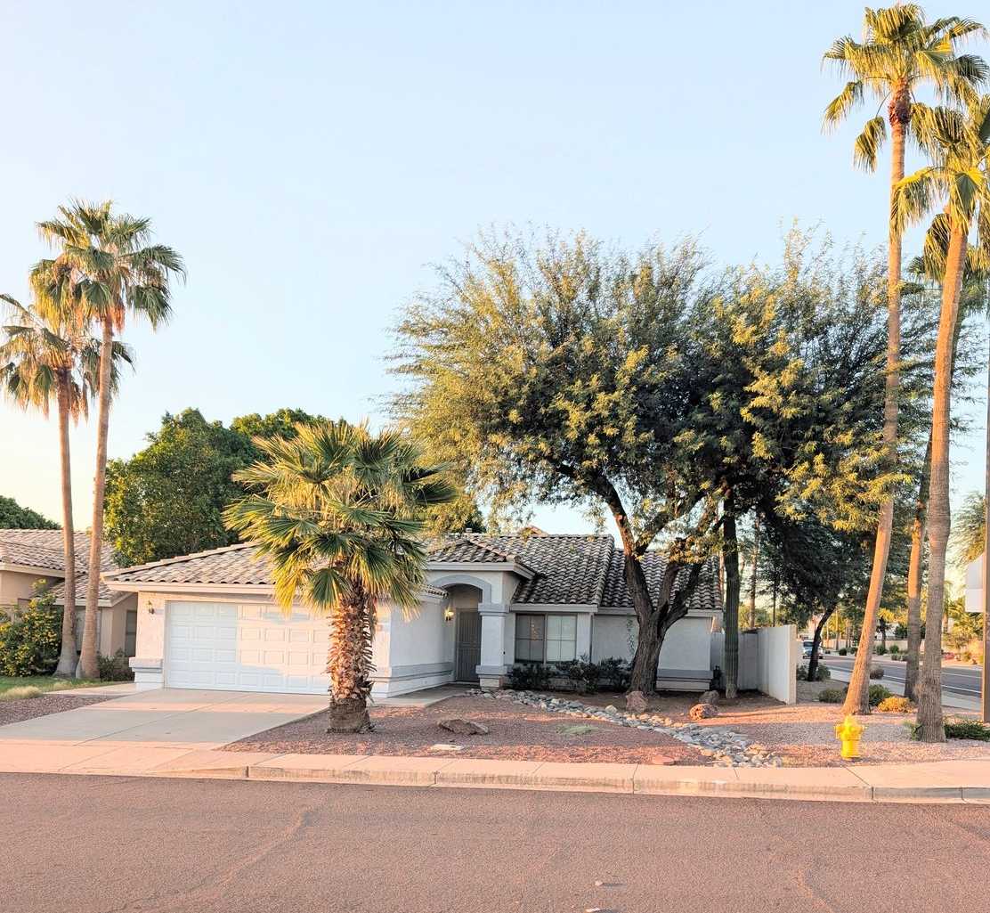 AVAILABLE NOW Beautiful Home with Sparkling Pool in Superstition Springs!!