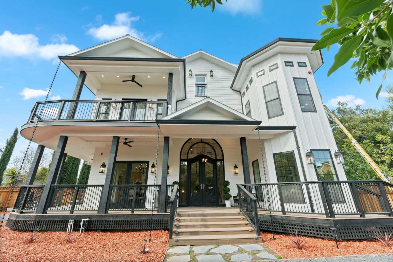 $11,995 - Stunning Executive Estate in Willow Glen