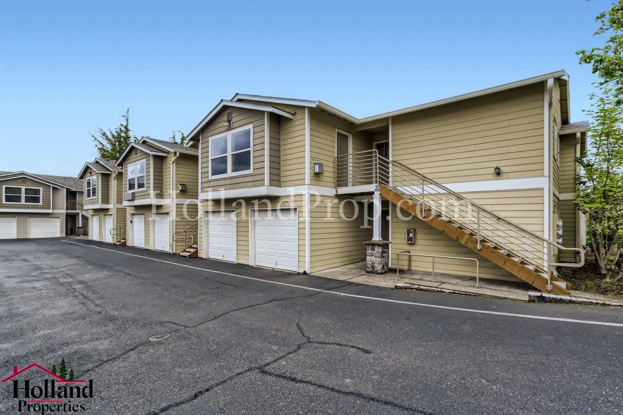 BEST REDUCED PRICE to $1050*** Bright  Comfortable Upper-Level Unit! Plus Special Offer of $150 on your first full month's rent! 1 Application in process as of 12/03