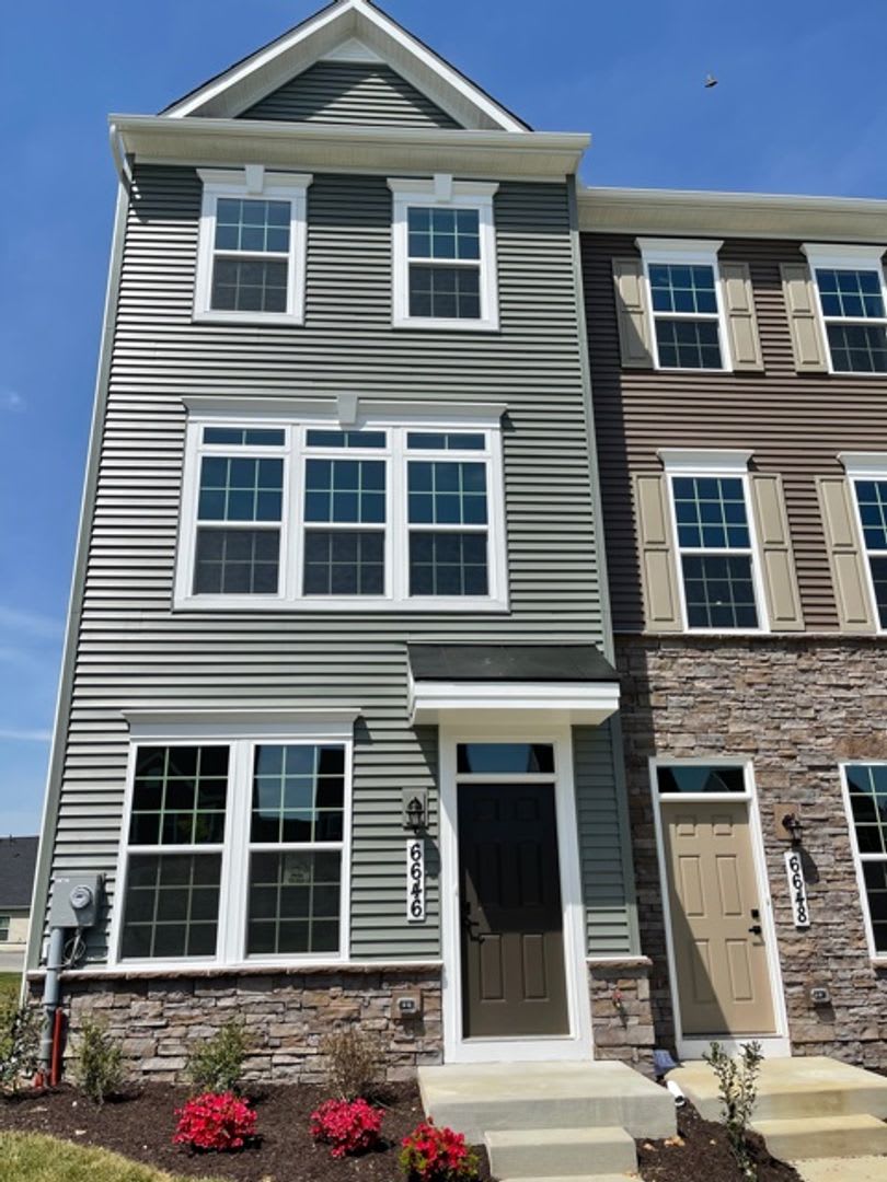 LUXURY END UNIT TOWNHOUSE IN BALLENGER RUN