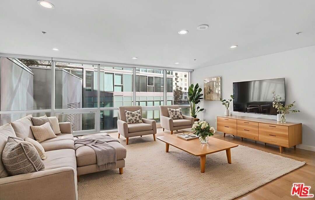 901 S Flower St unit: 401