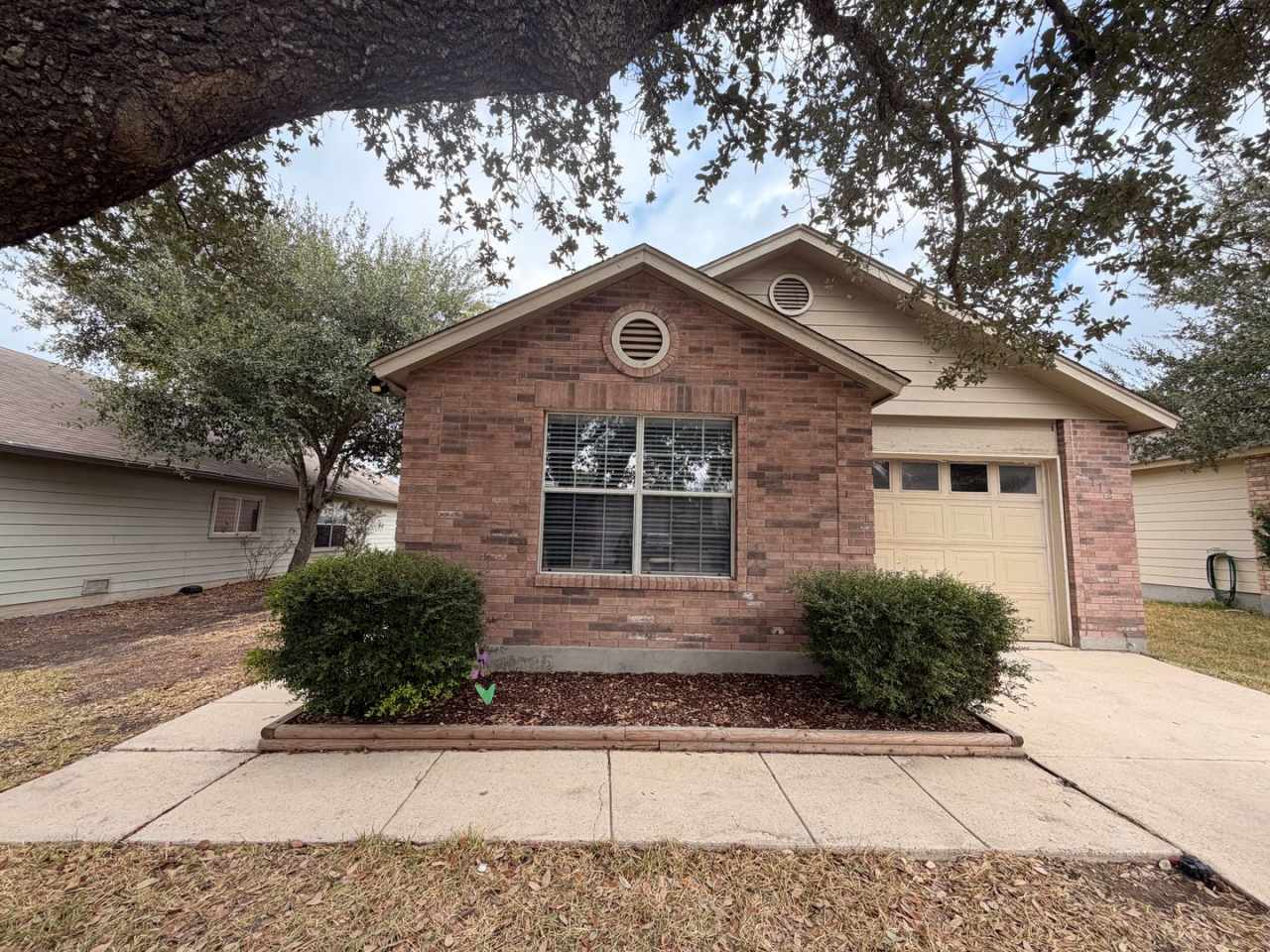 CUTE ONE STORY - 3 BEDROOM / 2 BATH HOME WITH EASY ACCESS TO RANDOLPH AFB  FORUM SHOPPING -- SCHERTZ-CIBOLO SCHOOL DISTRICT
